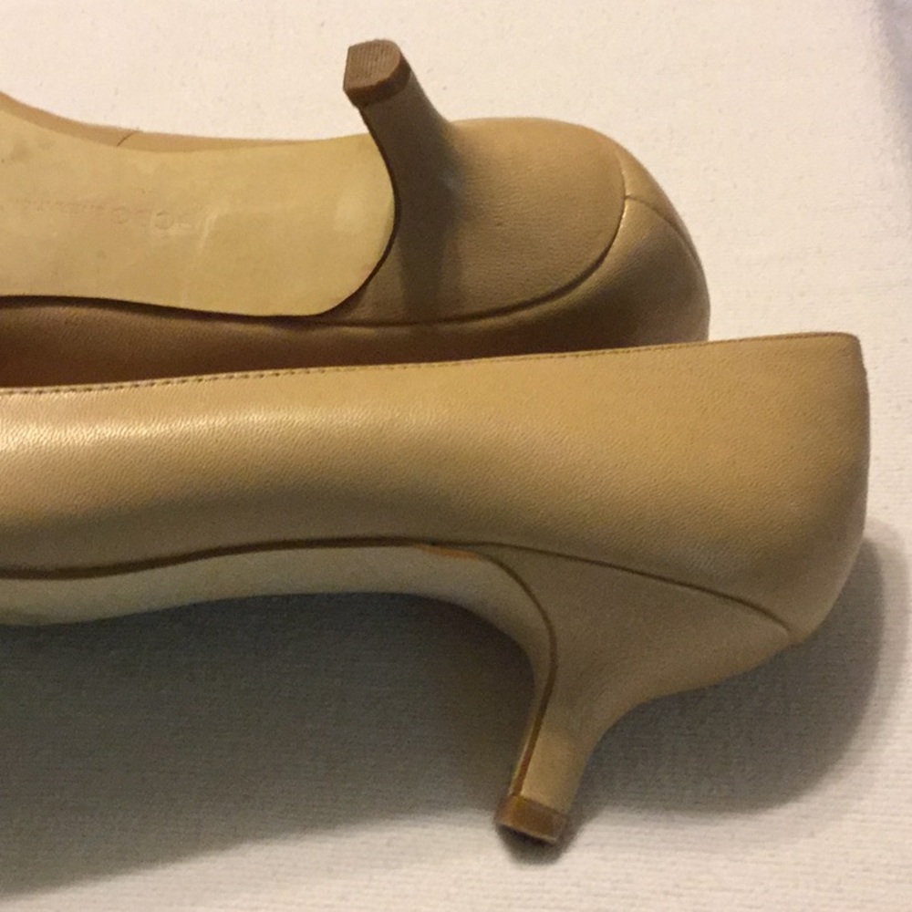 BCBG kitten heel classic shoe! ๐ - Picture 4 of 4